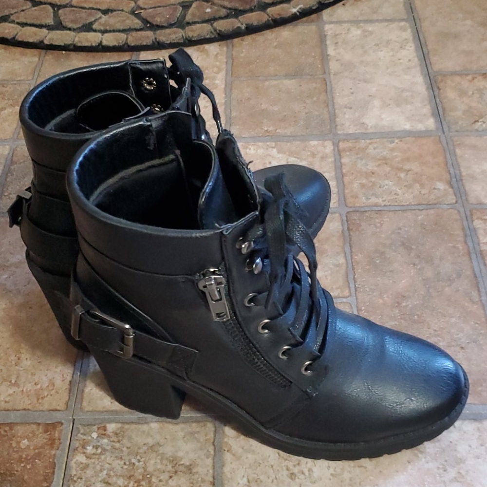 Boots - Picture 5 of 7